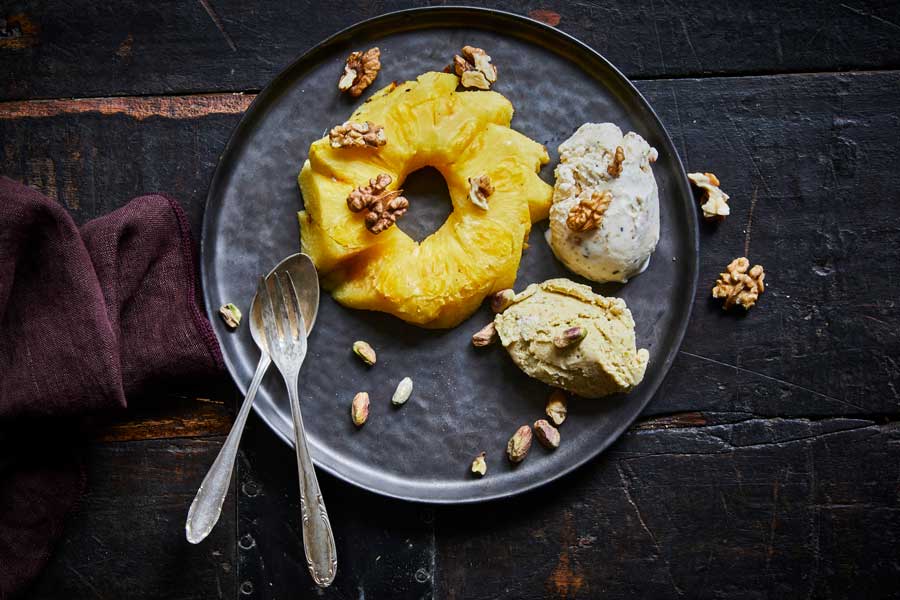 Wędzony ananas z solonym karmelem